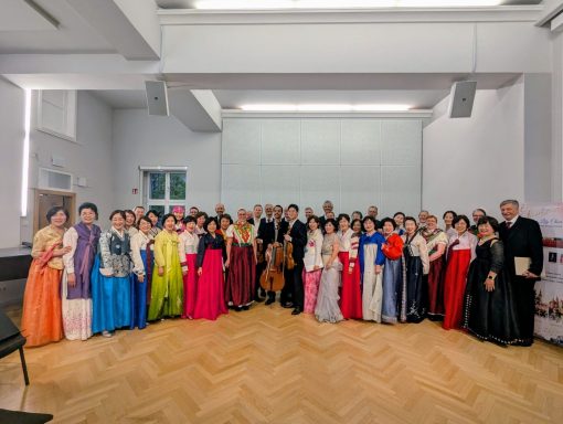 Gemeinsamer Auftritt mit dem May Lily Chor aus Südkorea Gemeinsamer Auftritt mit dem May Lily Chor aus Südkorea