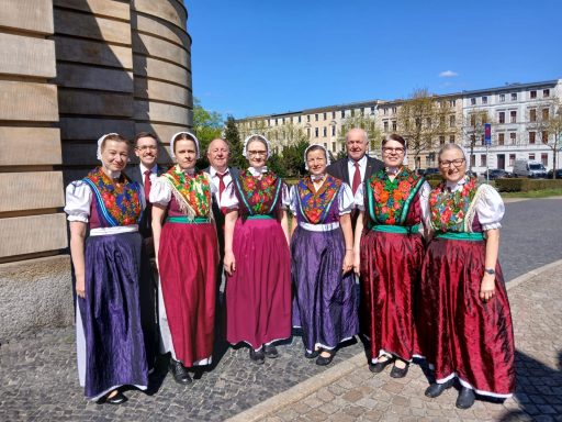 Vor dem Cottbusser Theater zur Aufführung des Oratoriums Nalěćo