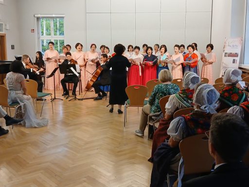 Gemeinsamer Auftritt mit dem May Lily Chor aus Südkorea Gemeinsamer Auftritt mit dem May Lily Chor aus Südkorea